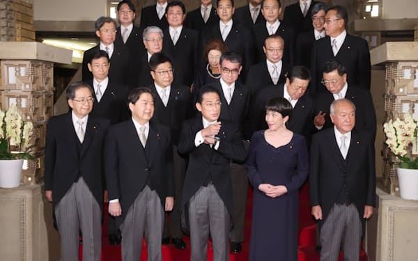 初閣議を終え、記念撮影に臨む岸田首相と新閣僚ら(10日、首相公邸)