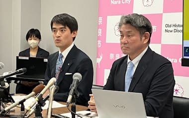 奈良市での記者会見に臨む奈良市の仲川市長(右)と兵庫県芦屋市の高島市長(右から2人目、27日)