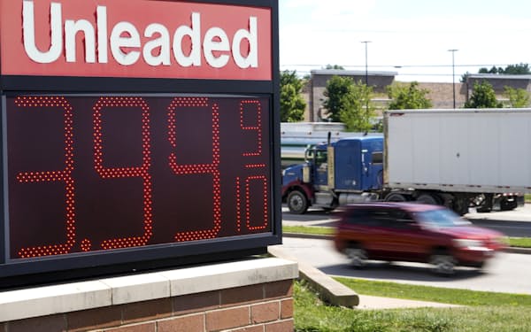 ガソリン高の一服で物価の伸びが鈍った（７月、ウィスコンシン州）＝AP