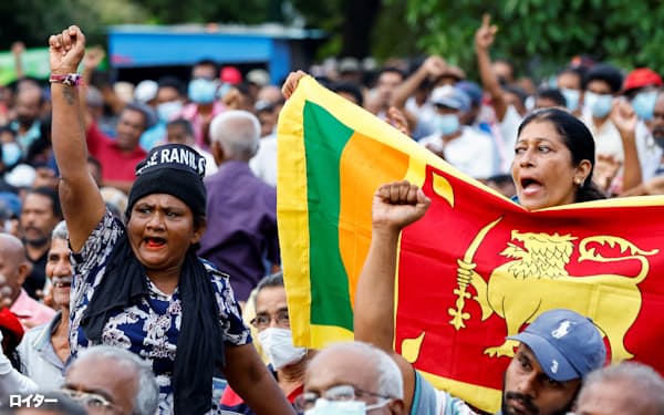 スリランカでは経済失政を糾弾する反政府デモが収まらない(コロンボ)=ロイター