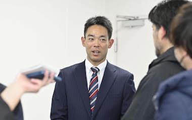 契約更改を終え、取材に応じる広島・秋山(27日、マツダスタジアム)=共同