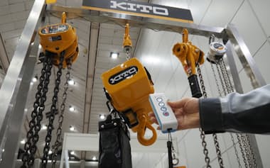 キトーが開発した完全コードレスの電気チェーンブロック(左から2番目の製品)