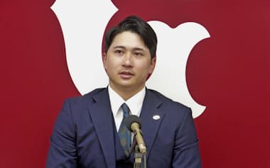 契約更改交渉を終えて記者会見する巨人の泉口(27日、東京都内の球団事務所)=共同