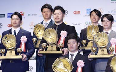 三井ゴールデングラブ賞を受賞し記念写真に納まる阪神・佐藤輝㊥ら(27日、東京都内のホテル)=共同