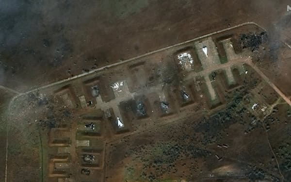 爆発で破壊されたロシア軍機の衛星写真（10日）=Maxar Technologies提供・AP