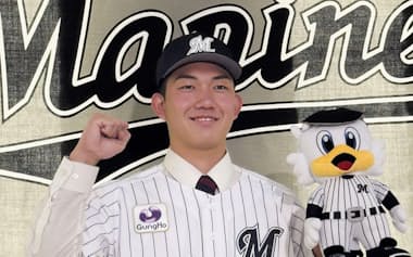 ロッテへの入団が決まった石垣元気(27日、群馬県高崎市)=共同