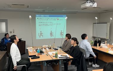 オムロンは管理職向けに身体障害の体験などの研修を開いた(11月18日、京都市)