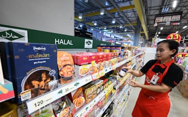 ハラル商品が並ぶバンコクのスーパーマーケット=高橋鈴撮影