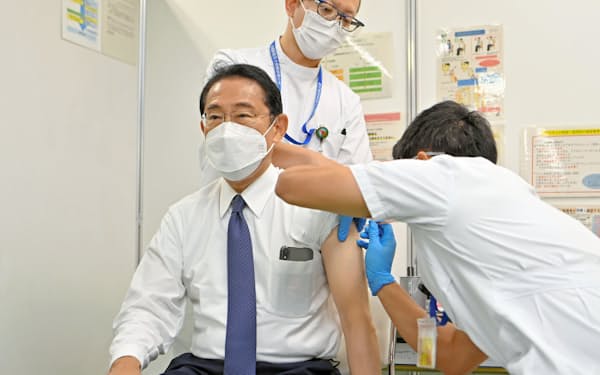 　新型コロナワクチン大規模接種会場で4回目の接種を受ける岸田首相=12日午前、東京・大手町（代表撮影）