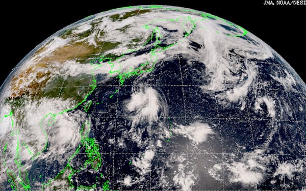 インド付近から中国大陸、日本へと連なる雲の帯（8月11日午前10時の衛星画像。気象庁提供）