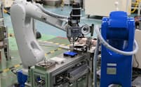 安川電機の工場で稼働するAI搭載ロボット「MOTOMAN NEXT(モートマン・ネクスト)」(同社提供)