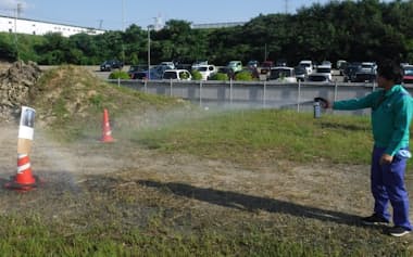 ユアテックの社員はクマ対策スプレーの使用方法を確認した=同社提供