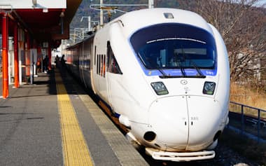 肥前鹿島から博多に向かう特急かささぎ(佐賀県鹿島市)