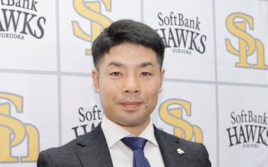 契約更改交渉を終え、写真撮影に応じるソフトバンクの近藤(28日、みずほペイペイドーム)=共同