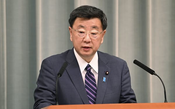 臨時閣議終了後、副大臣名簿を発表する松野官房長官（12日、首相官邸）