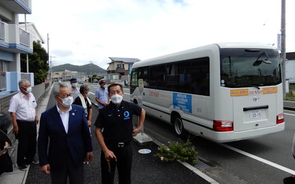県境をまたいで運行するバス便を合同視察した愛知県豊橋市の浅井市長（手前左）と静岡県湖西市の影山市長（同右）