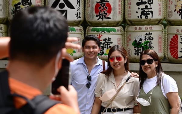 明治神宮を訪れたフィリピン人ツアー客（7月、東京都渋谷区）