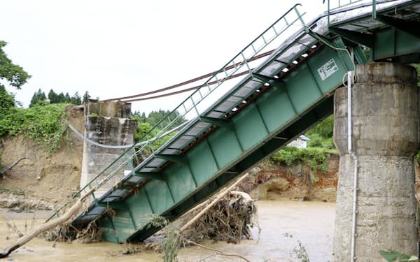 　大雨の影響で崩落したJR米坂線の鉄橋＝6日、山形県飯豊町
