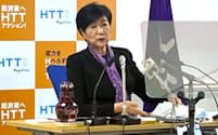 予算案について記者会見する小池百合子知事(28日、都庁)