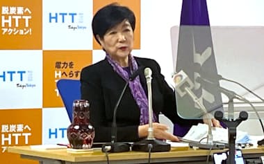 予算案について記者会見する小池百合子知事(28日、都庁)
