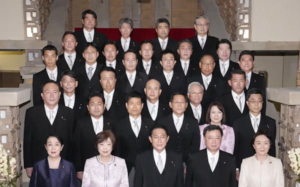 　岸田首相（前列中央）、松野官房長官（右隣）と記念写真に納まる副大臣ら＝12日午後、首相公邸