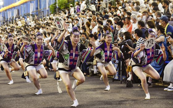徳島の夏を彩る「阿波おどり」が12日、徳島市で開幕した。3年ぶりに屋外の演舞場に観客を入れて開催。「ヤットサー」という踊り手のかけ声が街中に戻ってきた=共同