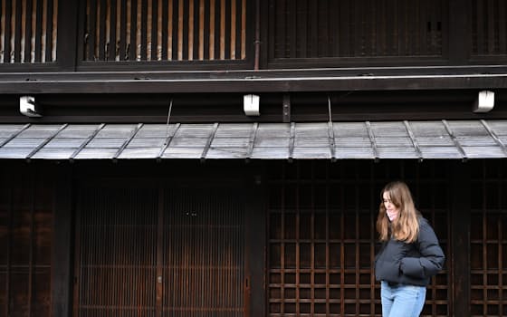 主人公は「黒い民家を背景にしたマーヤの白い肌が印象的だった」と思った 主人公は「黒い民家を背景にしたマーヤの白い肌が印象的だった」と思った