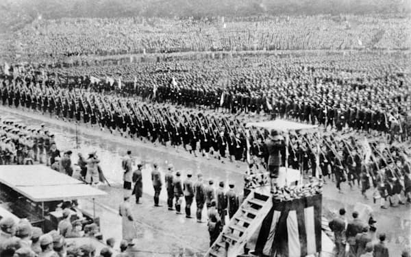 1943年10月、明治神宮外苑競技場で行われた「出陣学徒壮行会」＝共同