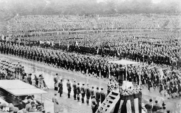1943年10月、明治神宮外苑競技場で行われた「出陣学徒壮行会」=共同