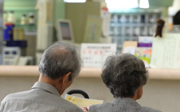 病院の待合室で順番を待つ高齢者（大阪府内）