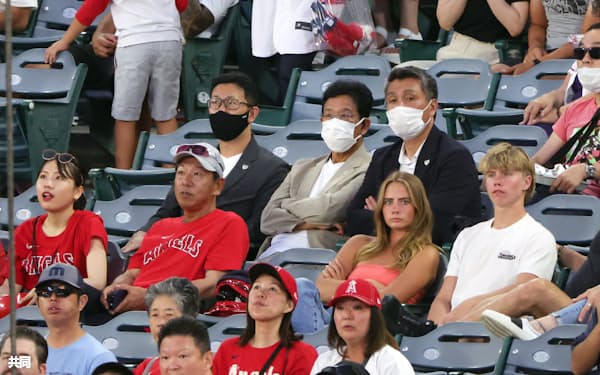 エンゼルスの試合を客席で観戦する野球の日本代表の栗山監督=中央(12日、アナハイム)=共同