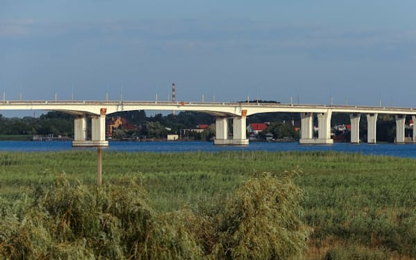 ウクライナ軍が打撃を与えたとされるドニエプル川のアントノフ大橋（７月23日、ヘルソン州）＝ロイター