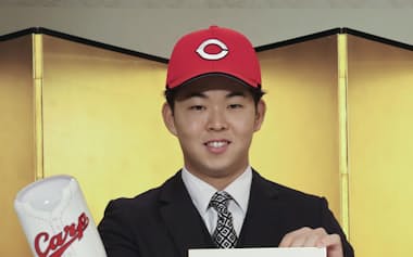 広島に入団が決まった仙台大の平川蓮外野手(28日、札幌市)=共同