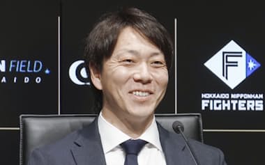 契約更改交渉を終え記者会見する日本ハム・宮西(28日、エスコンフィールド北海道)=共同