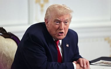 報道陣とやりとりするトランプ米大統領(27日、南部フロリダ州)=ロイター