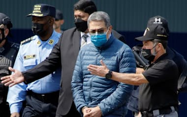 麻薬密売などの容疑でエルナンデス前大統領は退任直後の2022年に逮捕され、米国に移送された(首都テグシガルパ)=AP