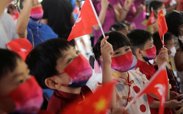 歴史認識をすり込み、中国国民の意識醸成をねらう（香港返還25年を祝う子どもたち）＝ロイター
