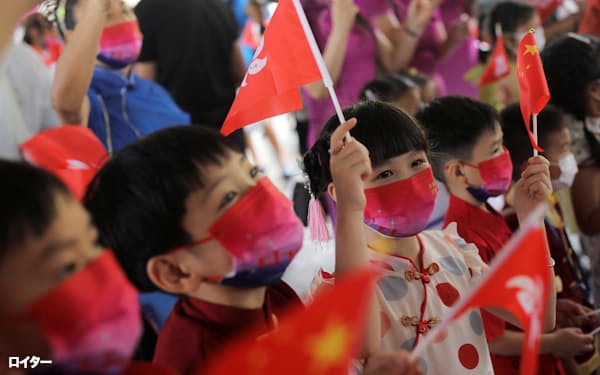 歴史認識をすり込み、中国国民の意識醸成をねらう(香港返還25年を祝う子どもたち)=ロイター