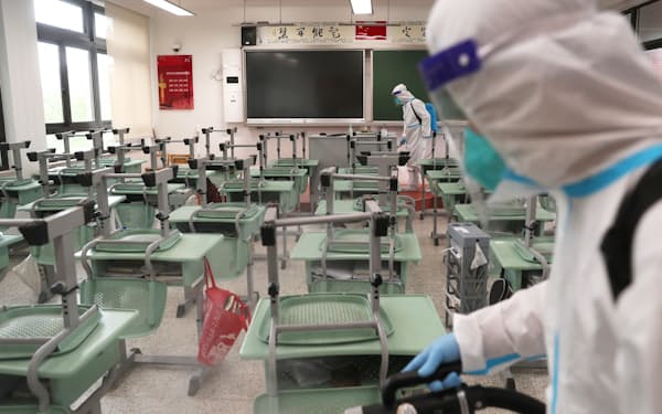 教室を消毒する作業員（5月、上海）＝ロイター