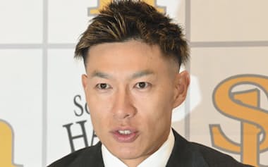 契約更改交渉を終え、記者会見するソフトバンク・柳田(29日、みずほペイペイドーム)=共同