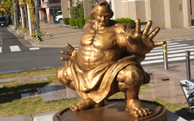 奈良県橿原市に設置された格闘ゲーム「ストリートファイター」のキャラクター「エドモンド本田」の銅像(29日、同市)