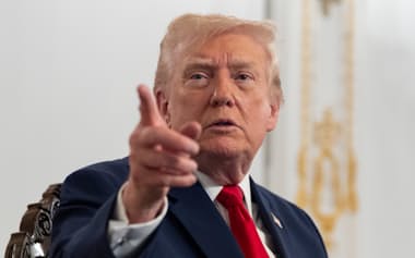 27日、米フロリダ州で報道陣に話すトランプ大統領=AP