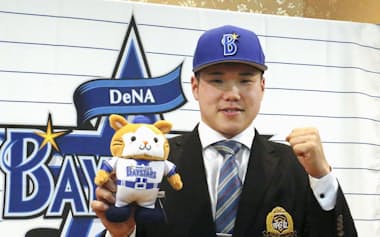 DeNAへ入団を決め記者会見でポーズをとる青学大の小田(30日、横浜市)=共同