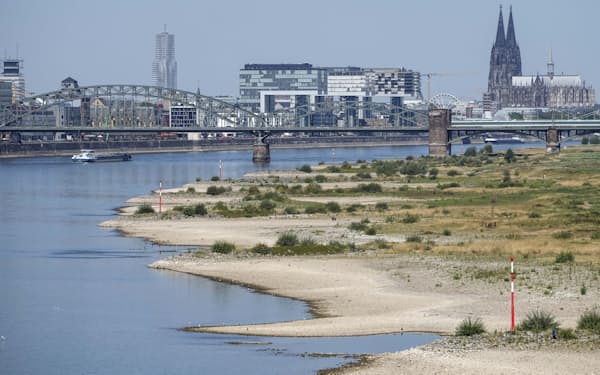 石炭輸送の重要ルートであるライン川の水位の低下など、ドイツでは猛暑の影響が深刻になっている=AP