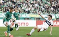 東京V―鹿島の後半、先制ゴールを決める鹿島・松村(右、味スタ)=共同