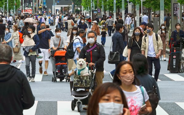 ゴールデンウイーク最終日、多くの人たちでにぎわった東京・銀座の歩行者天国（5月8日）