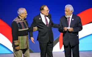 悲願だったASEAN加盟の式典に東ティモールからはグスマン首相㊨とラモスホルタ大統領㊧が出席した(10月26日、クアラルンプール)=AP 悲願だったASEAN加盟の式典に東ティモールからはグスマン首相㊨とラモスホルタ大統領㊧が出席した(10月26日、クアラルンプール)=AP