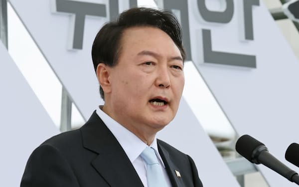 15日、ソウルで開かれた「光復節」の式典で演説する韓国の尹錫悦大統領＝聯合・共同