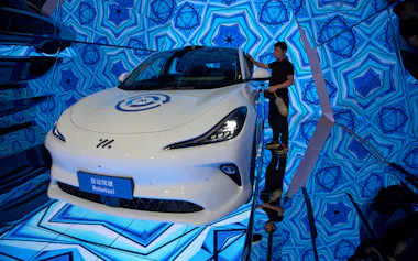 中国の自動運転タクシーの製造コストは米ウェイモの3分の1という(今年4月の上海モーターショーで展示された中国モメンタのロボタクシー)=AP