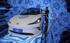 中国の自動運転タクシーの製造コストは米ウェイモの3分の1という(今年4月の上海モーターショーで展示された中国モメンタのロボタクシー)=AP 中国の自動運転タクシーの製造コストは米ウェイモの3分の1という(今年4月の上海モーターショーで展示された中国モメンタのロボタクシー)=AP